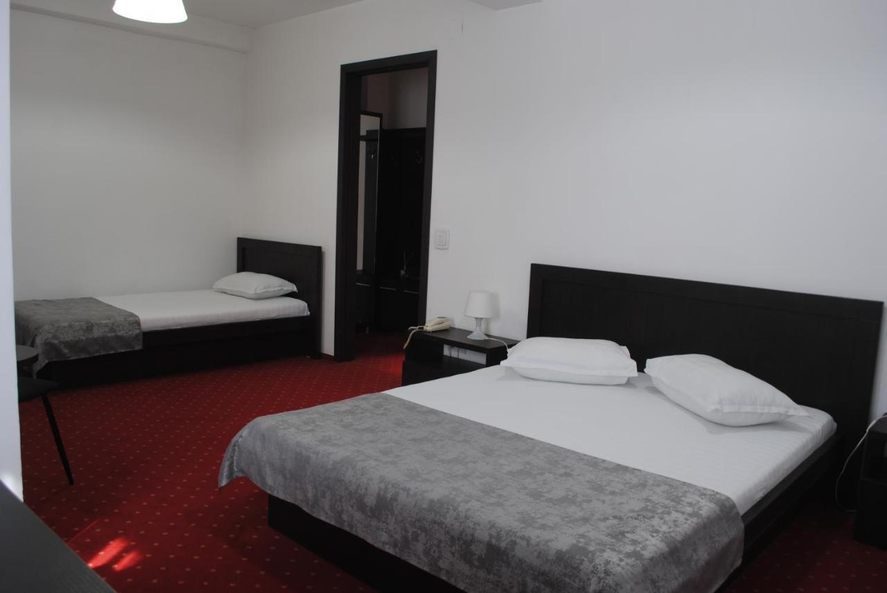 Hotel Corona Ντρομπέτα-Τούρνου Σεβερίν Εξωτερικό φωτογραφία