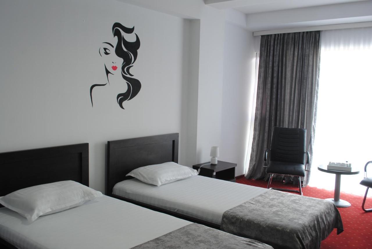 Hotel Corona Ντρομπέτα-Τούρνου Σεβερίν Εξωτερικό φωτογραφία