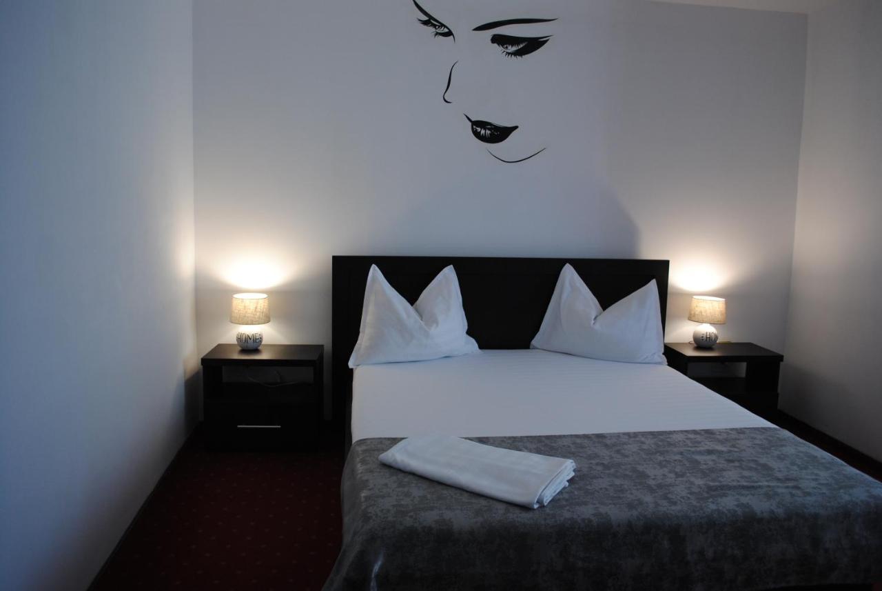Hotel Corona Ντρομπέτα-Τούρνου Σεβερίν Εξωτερικό φωτογραφία