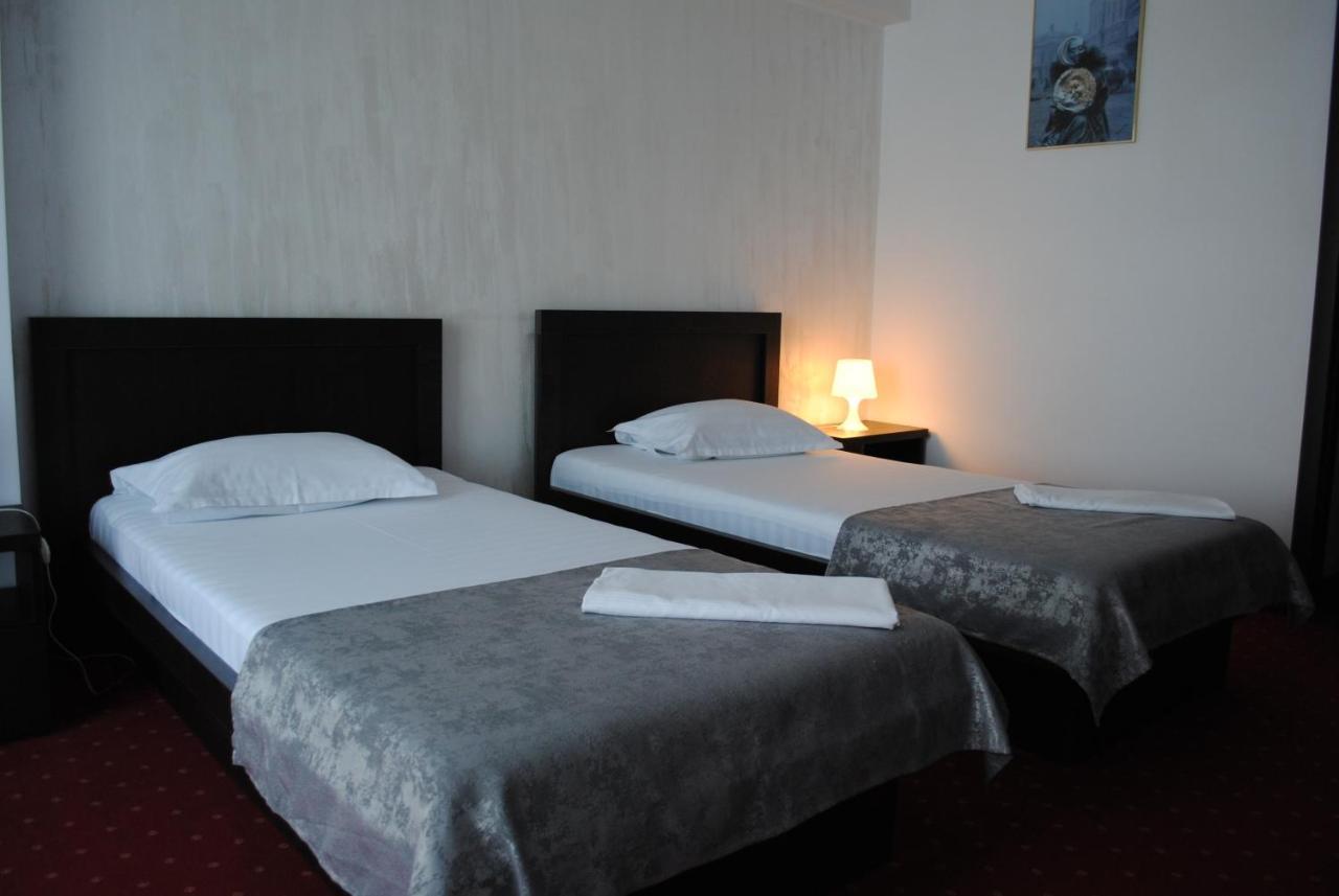 Hotel Corona Ντρομπέτα-Τούρνου Σεβερίν Εξωτερικό φωτογραφία
