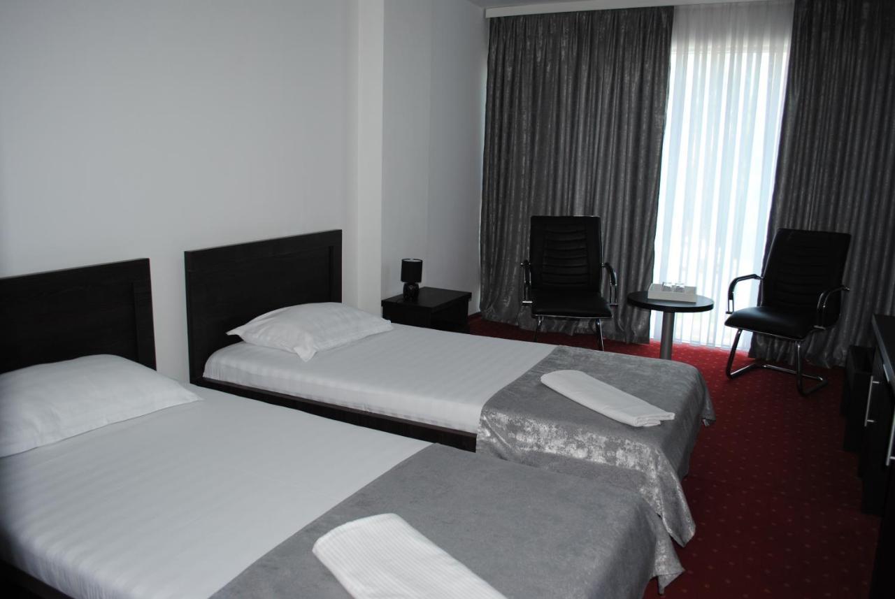 Hotel Corona Ντρομπέτα-Τούρνου Σεβερίν Εξωτερικό φωτογραφία