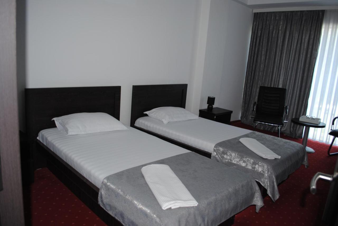 Hotel Corona Ντρομπέτα-Τούρνου Σεβερίν Εξωτερικό φωτογραφία