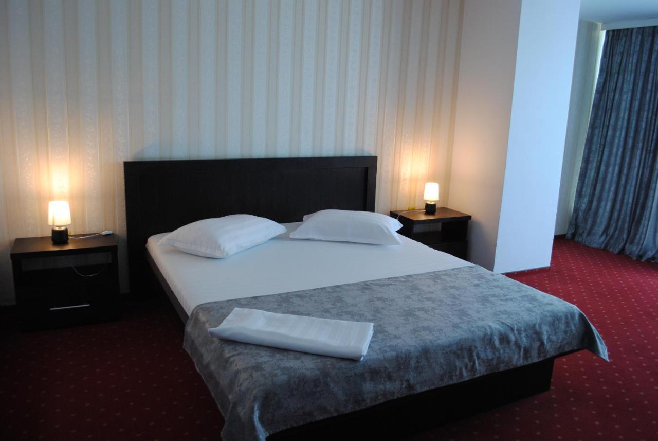 Hotel Corona Ντρομπέτα-Τούρνου Σεβερίν Εξωτερικό φωτογραφία