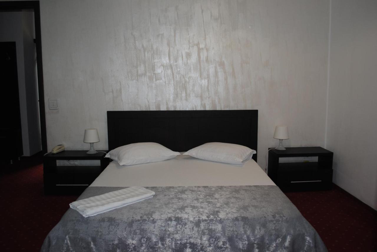 Hotel Corona Ντρομπέτα-Τούρνου Σεβερίν Εξωτερικό φωτογραφία