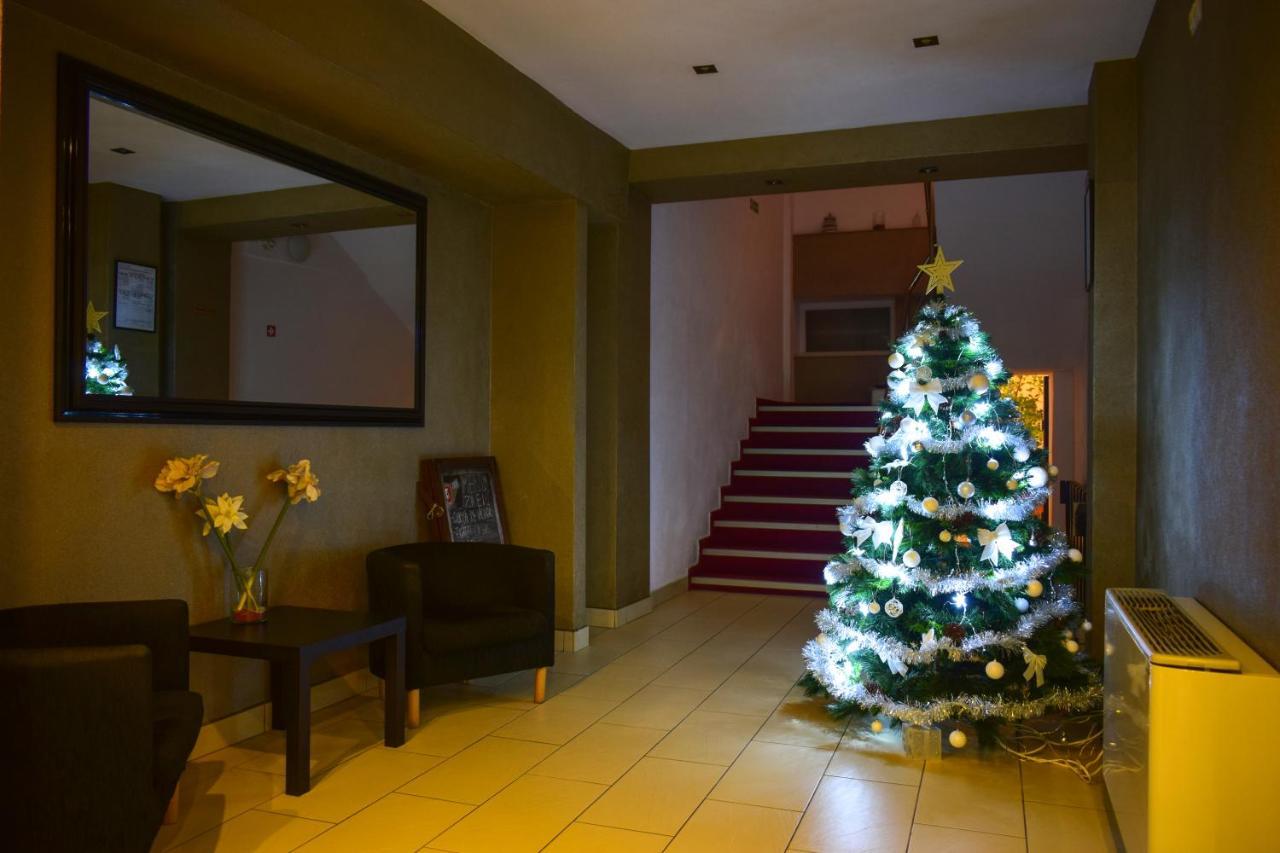 Hotel Corona Ντρομπέτα-Τούρνου Σεβερίν Εξωτερικό φωτογραφία